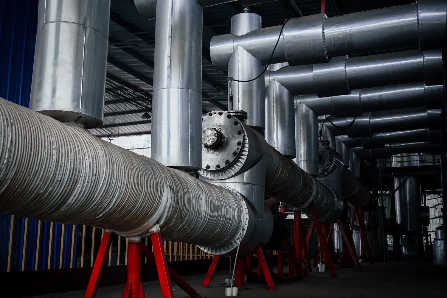 Equipment for extracting base oil from rubber products Closed loop processing achieves zero emissions
