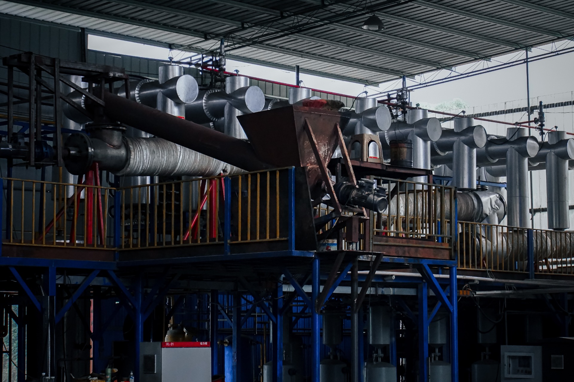 Equipment for extracting base oil from rubber products Closed loop processing achieves zero emissions