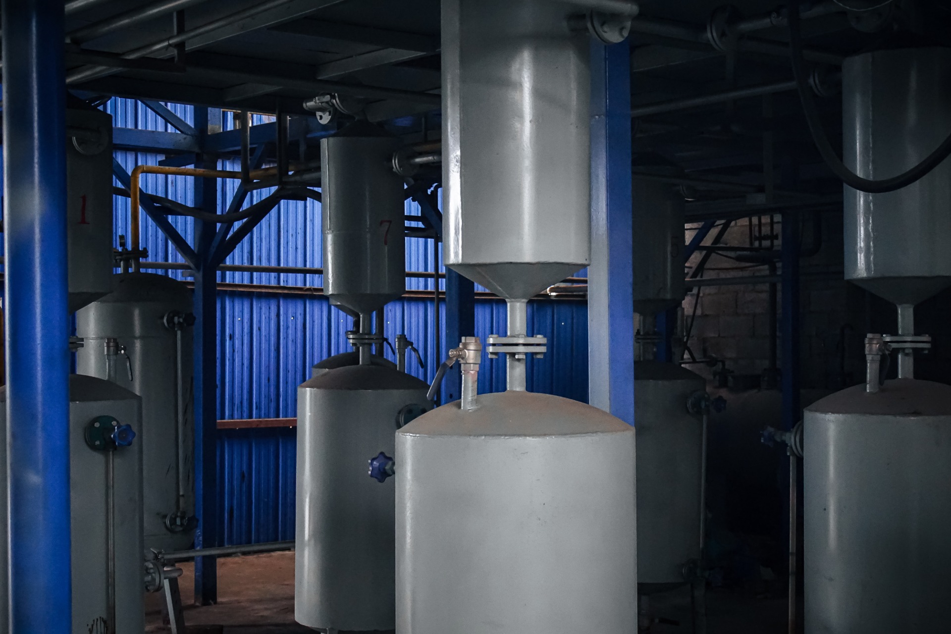 Equipment for extracting base oil from waste oil sludge High temperature anaerobic carbonization equipment Closed loop processing achieves zero emissions