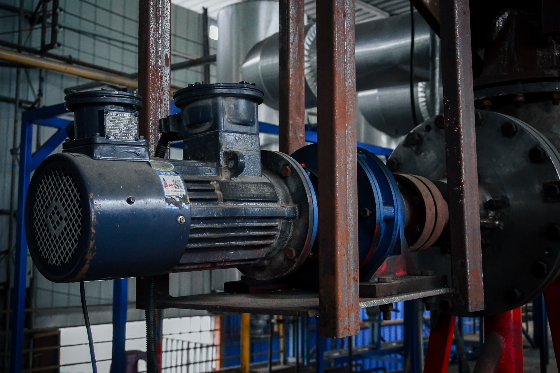 Equipment for extracting base oil from waste oil sludge High temperature anaerobic carbonization equipment Closed loop processing achieves zero emissions