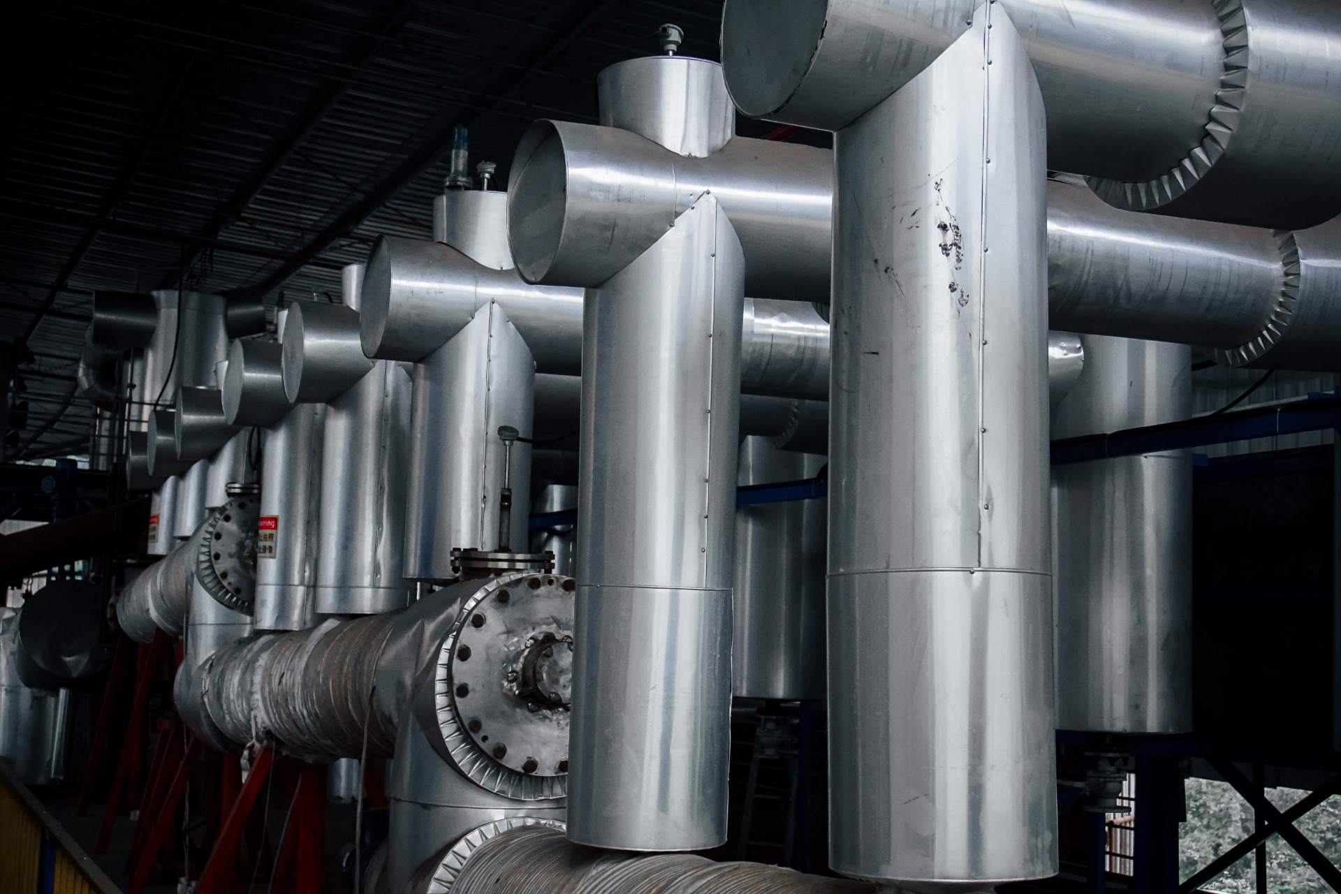Equipment for extracting base oil from rubber products Closed loop processing achieves zero emissions