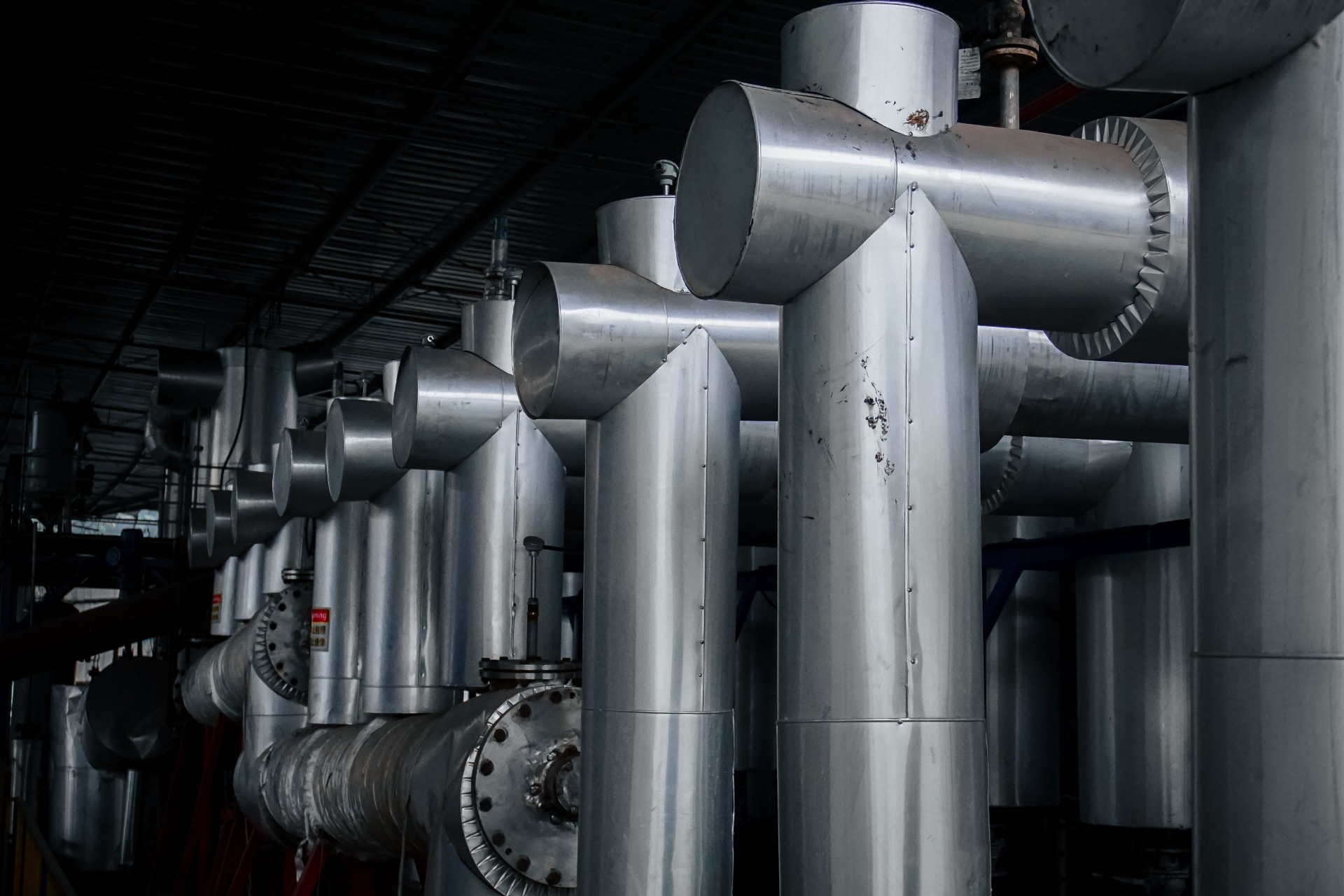 Equipment for extracting base oil from rubber products Closed loop processing achieves zero emissions