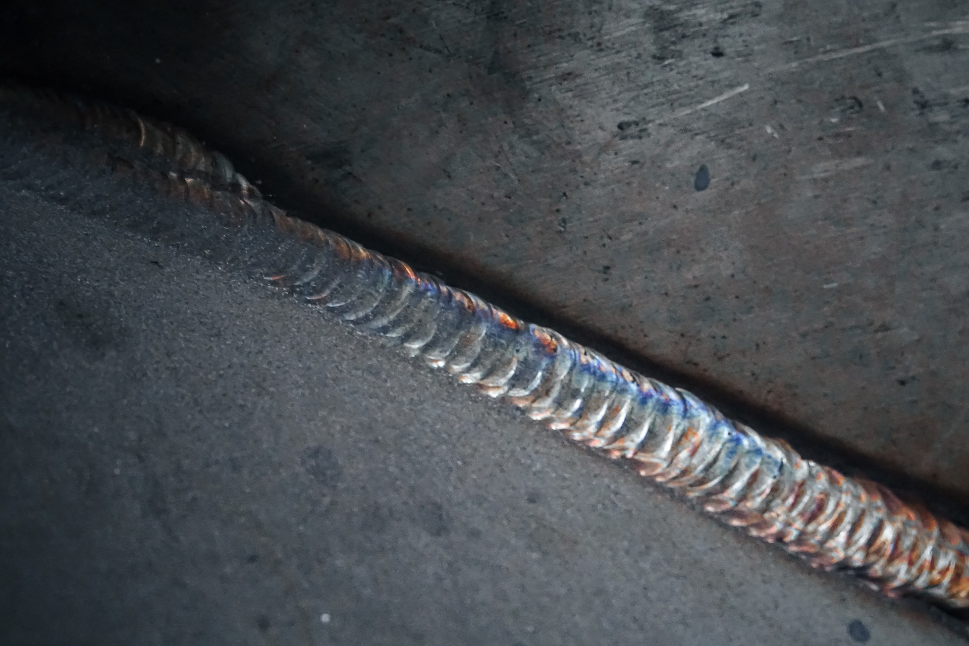 Equipment for extracting base oil from rubber products Closed loop processing achieves zero emissions