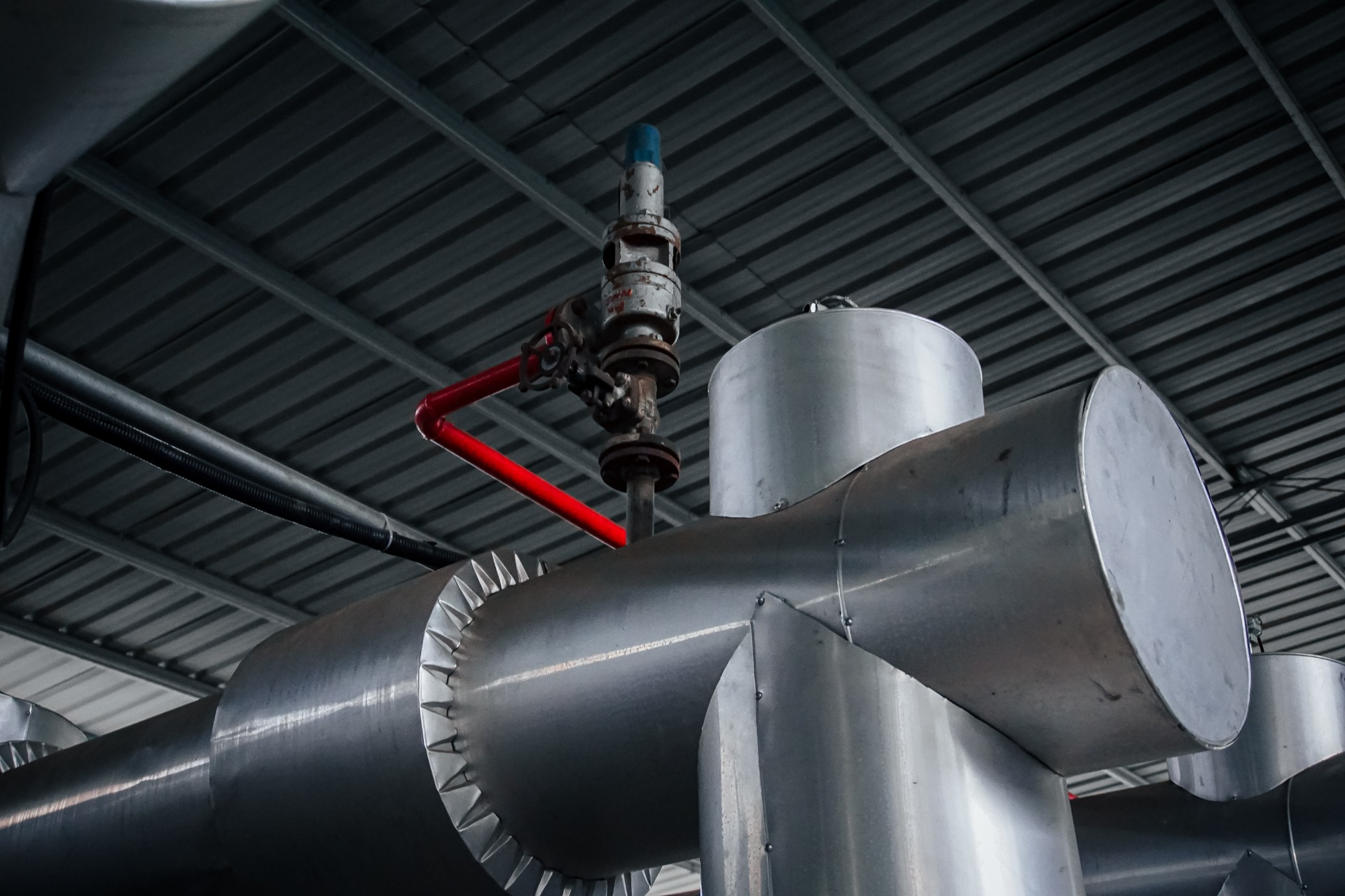 Equipment for extracting base oil from rubber products Closed loop processing achieves zero emissions