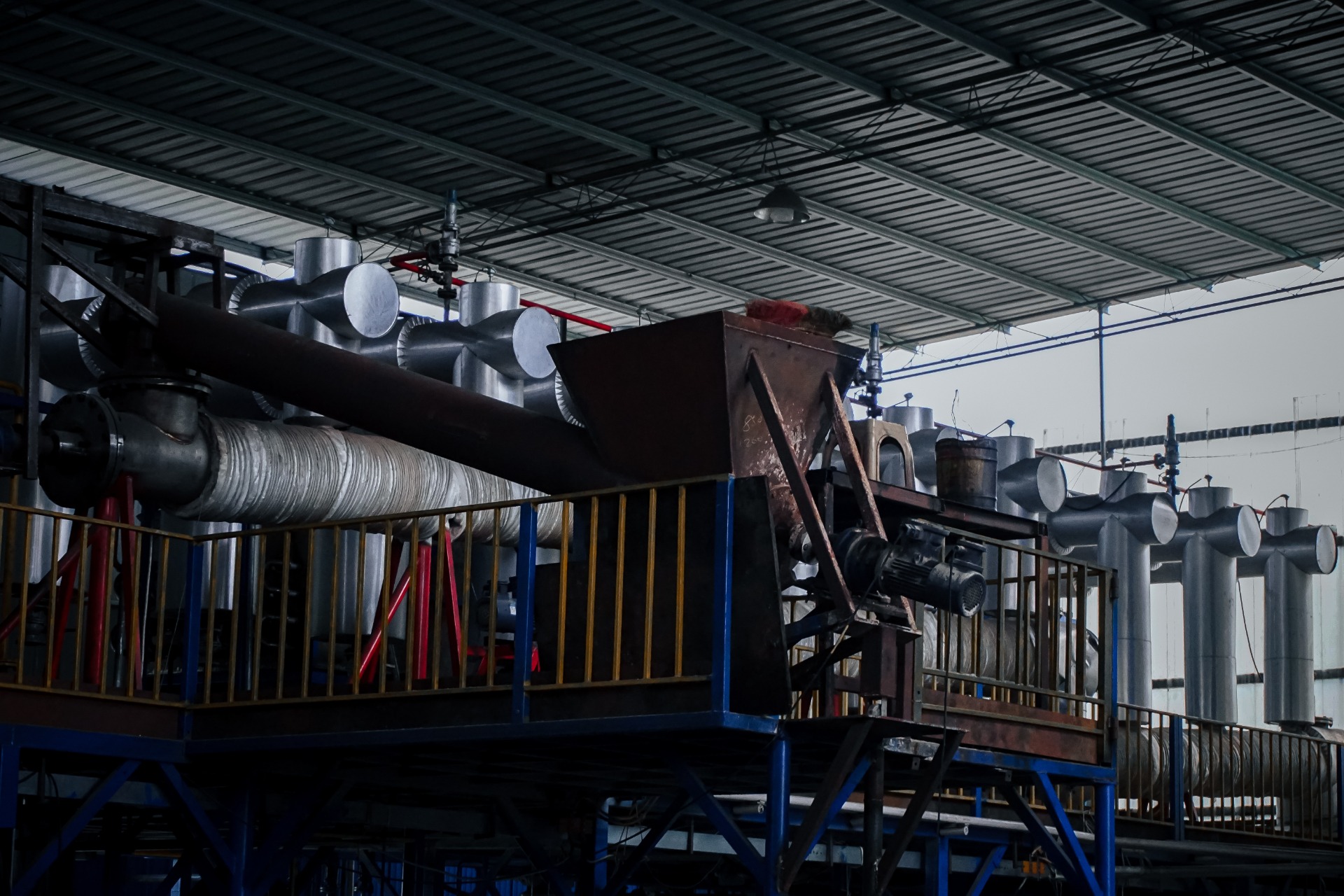 Extracting base oil from plastic products High temperature pyrolysis