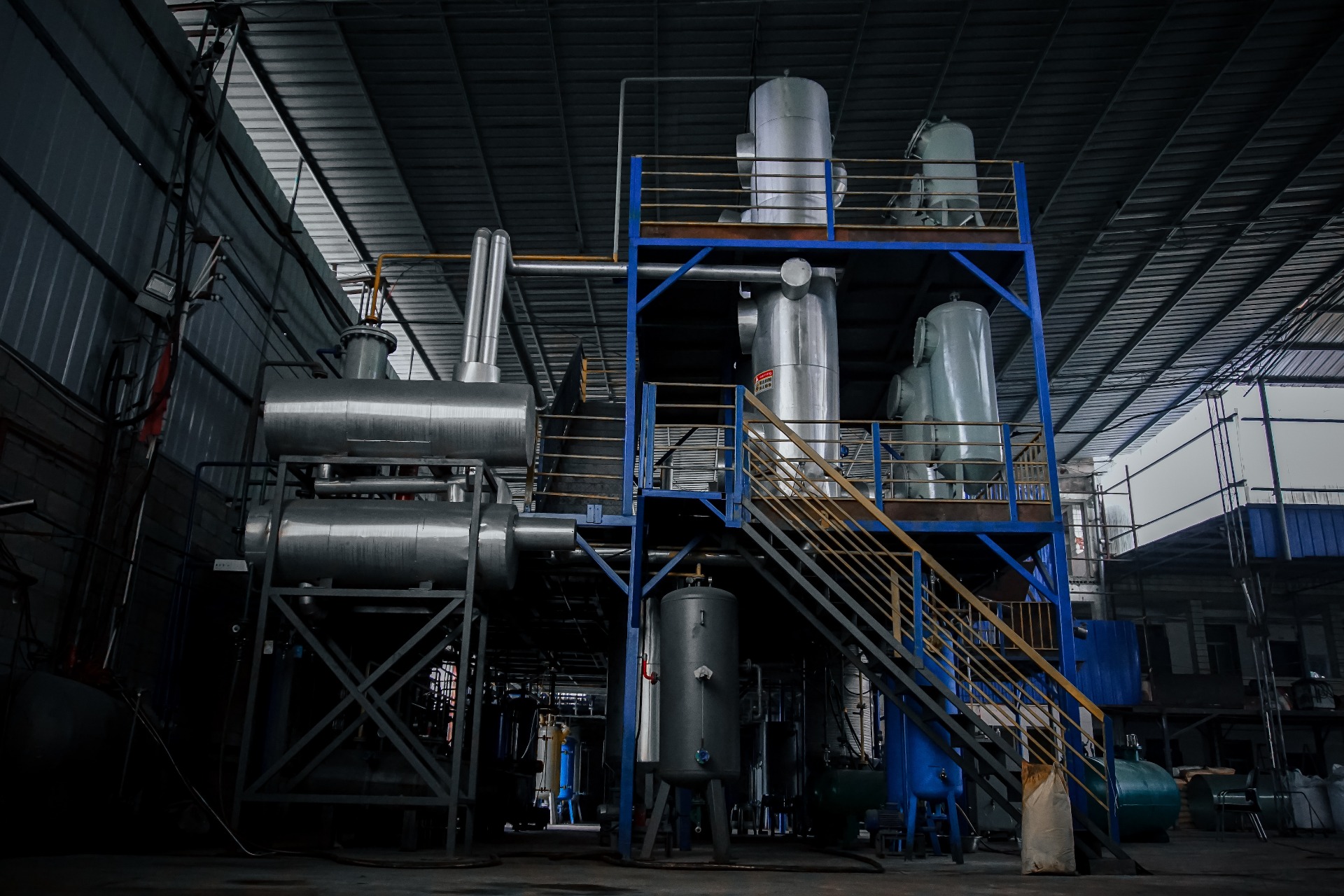 Equipment for converting waste oil sludge into gear oil Waste industrial oil treatment machinery Latest technology for waste oil treatment